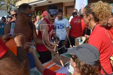  Cristo Cárdenes e Iria Otero, vencedores de la XVI Travesía a Nado de Salinetas (Foto TA)